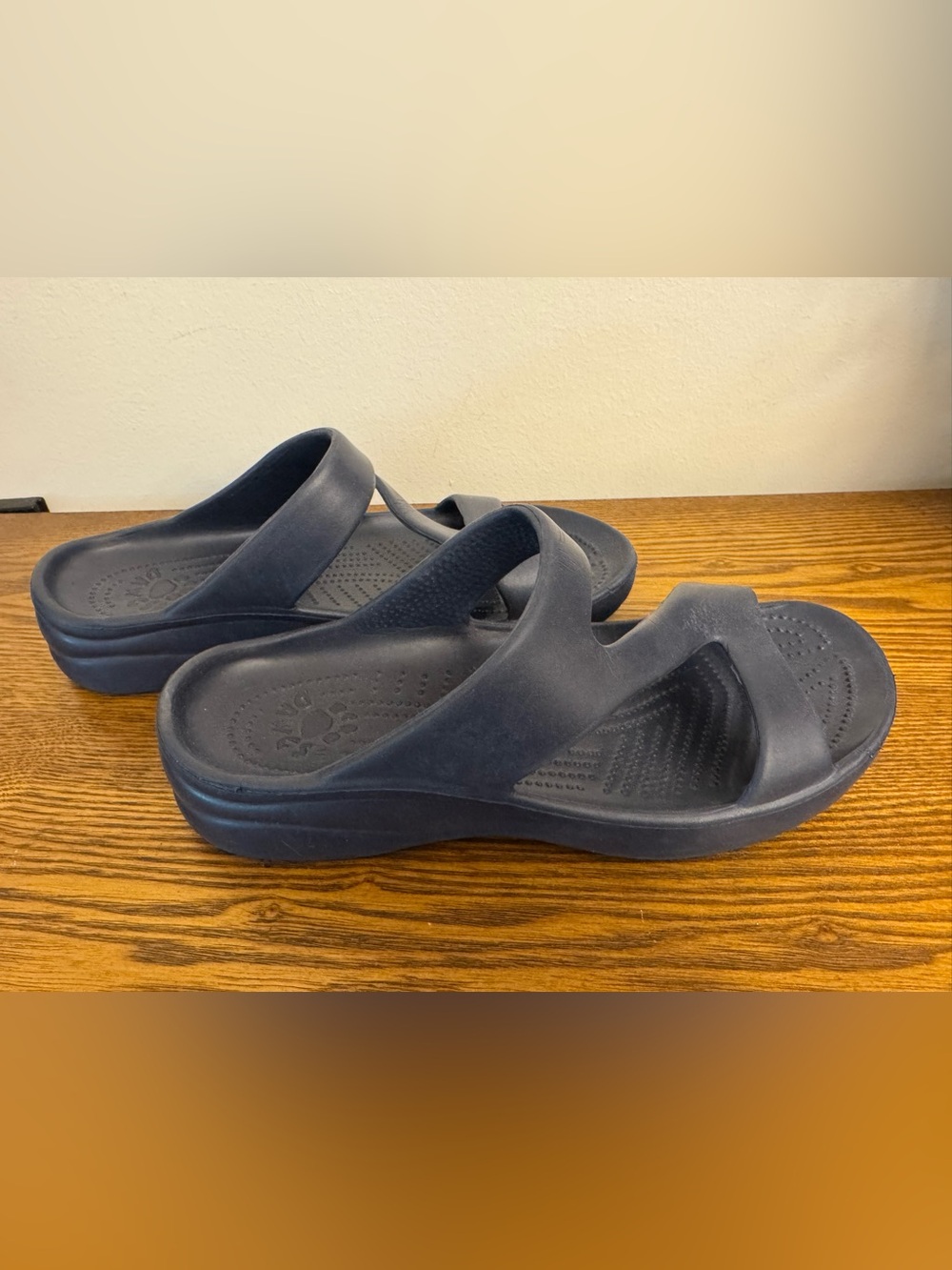 DAWGS Women's Z Sandals Navy Blue Slip On Slide Comfort Shoes GUC
Size 8